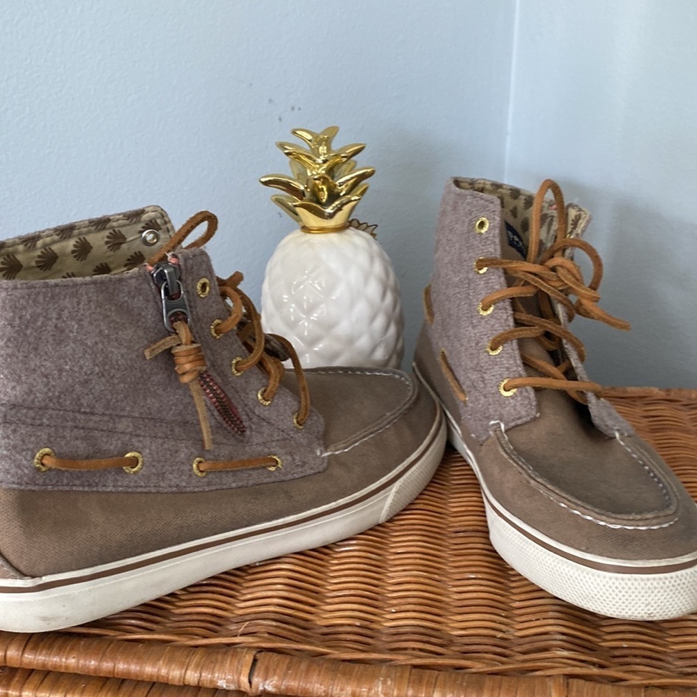 🍍Sperry Top Sider boot 🥾🍍Super cute side zip🍍size 8M🍍H-2 - Picture 2 of 3